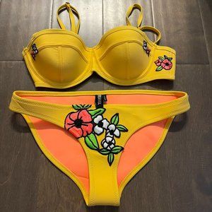 Trinagl Flower Bikini Set